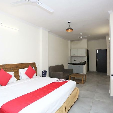 Oyo 28670 Hotel Dev Palace Gurgaon Esterno foto