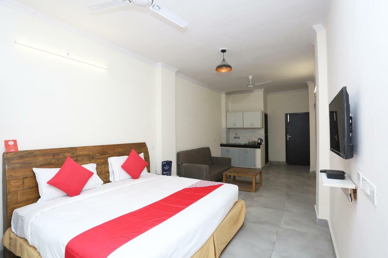 Oyo 28670 Hotel Dev Palace Gurgaon Esterno foto